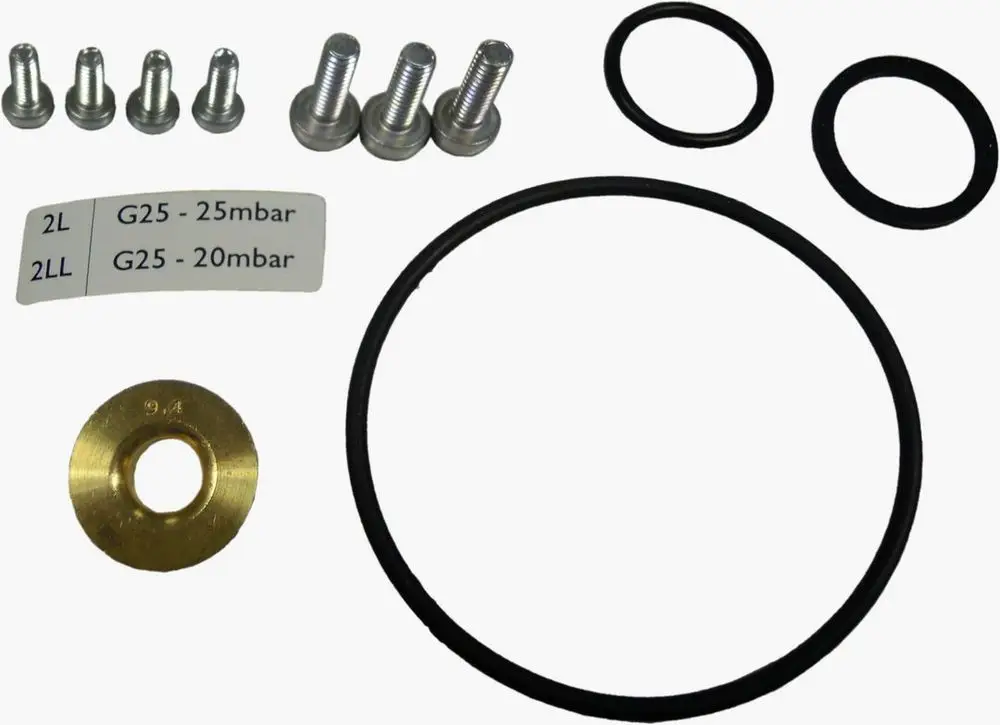 BOSCH Gasdüse Set mit Schrauben, Dichtringen und einer Unterlegscheibe. Teile für Gasgerät, erkennbar durch verschiedene schwarze Dichtungen und metallische Elemente.